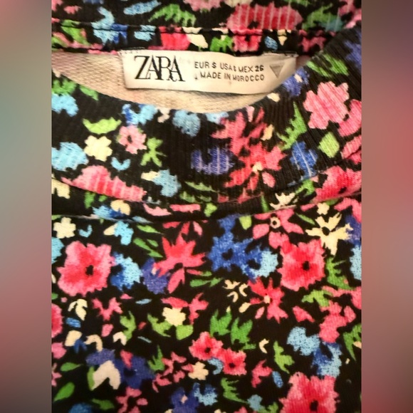 Sara Ruffle Puff Sleeve Floral Blouse Size Small - Picture 8 of 8